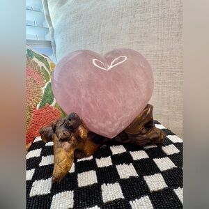 HOLD @venusroseerum Rose Quartz Heart on Natural Weathered Wood Stand